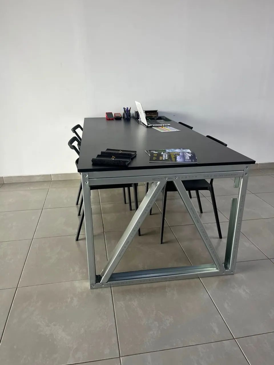 Mesa, cadeiras e prateleira - Foto 2