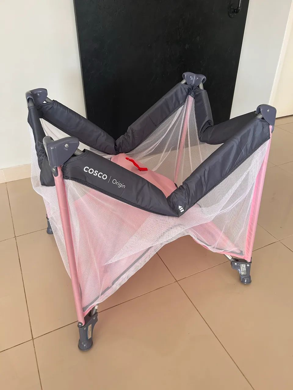 Berço compacto portátil Cosco Origin rosa IMPECÁVEL !! - Foto 4