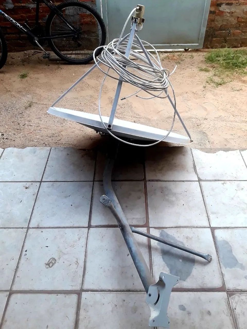 Antena SKY, toda OK pronta para utilizar, com diâmetro de 1 metro. Antena usada em ótimo e