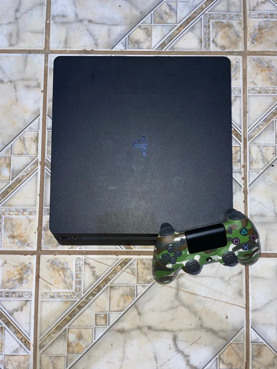 PlayStation 4 Slim (PS4) 