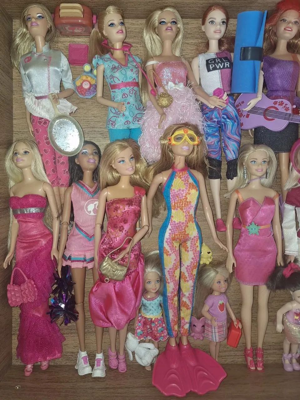 20 BONECAS da COLEÇÃO BARBIE e uma BICICLETA - Foto 2