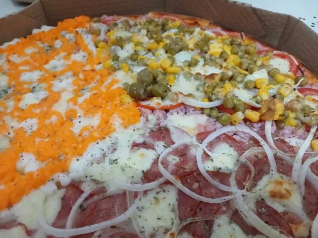Pizzaria completa passando.
