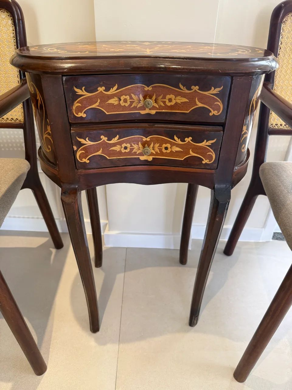 Mesa de apoio clássica em madeira maciça 