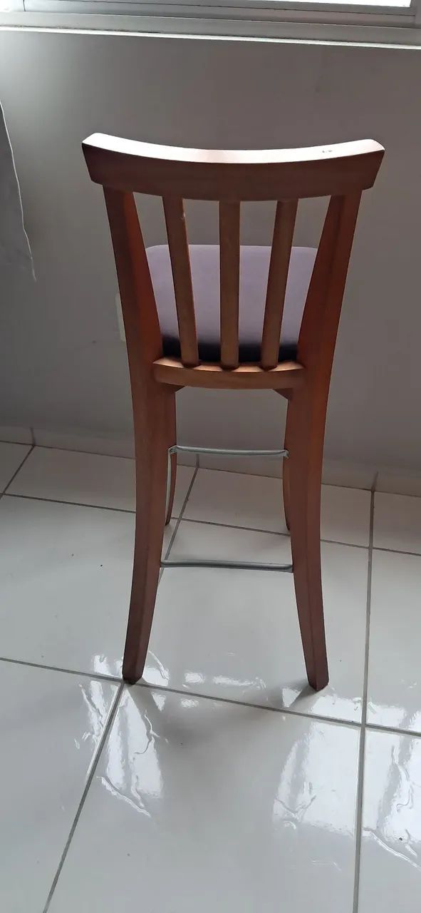 Vendo e banquetas altas em madeira - Foto 3