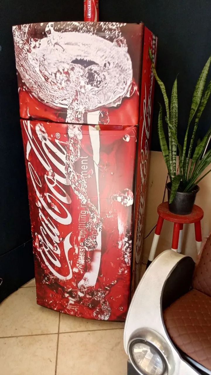 Geladeira adesivada Coca 