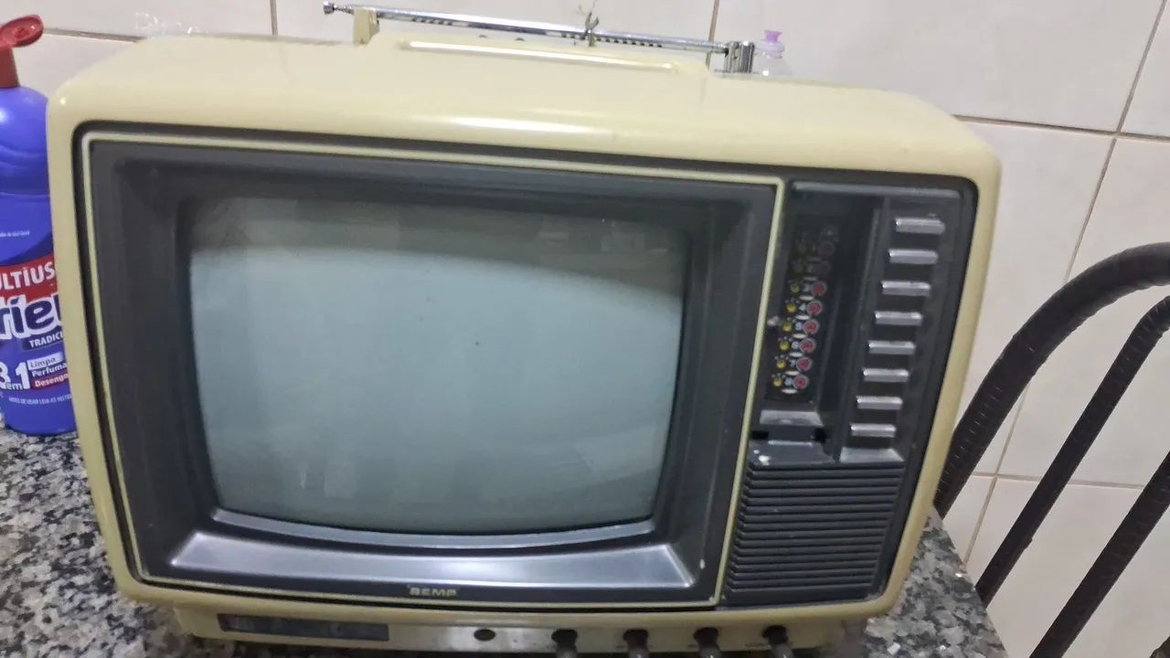 Uma pequena tv antiga 
