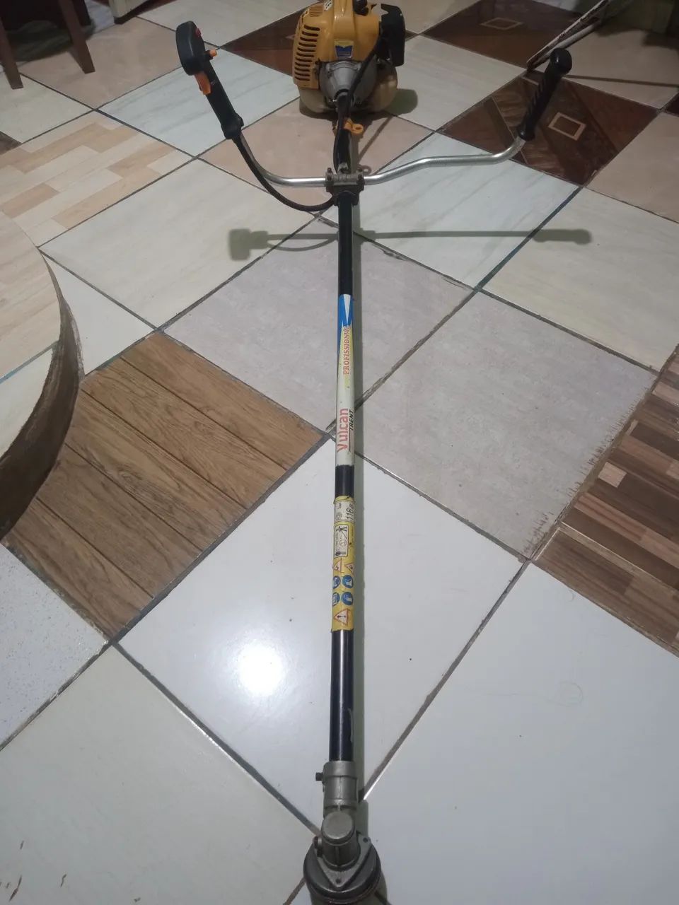 Roçadeira Vulcan a óleo 2 tempo gasolina semi nova valor 1.200 - Foto 3