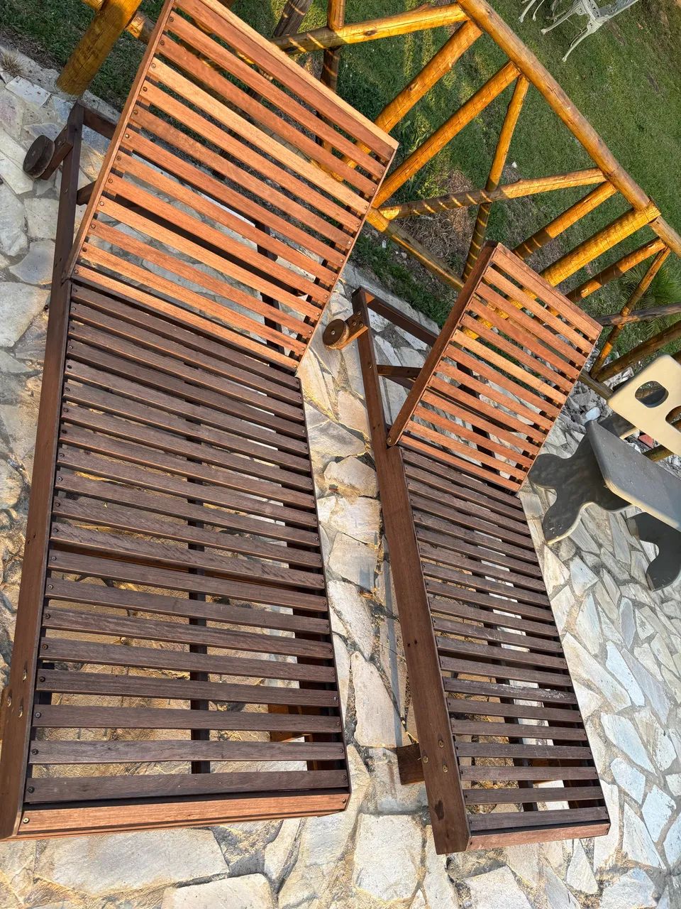 Espreguiçadeiras de madeira. 