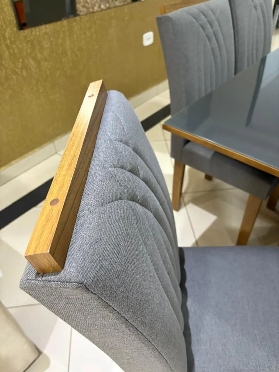 MESA JANTAR , TAMPO DE VIDRO COMPLETA , NOVISSIMA , CADEIRAS ESTOFADAS  - Foto 2