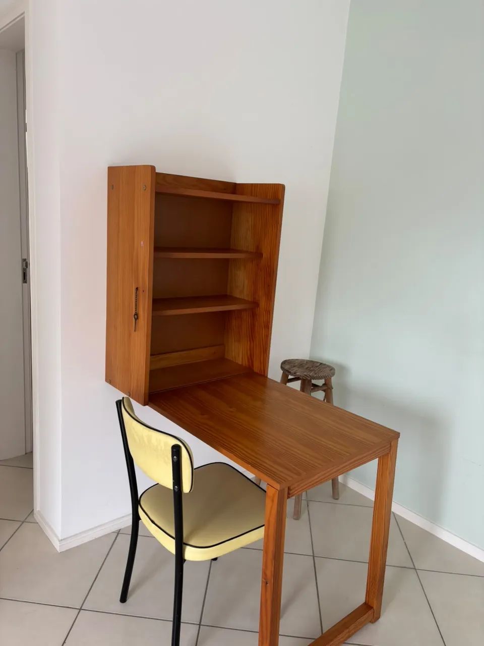 Escrivaninha dobrável que fixa na parede 