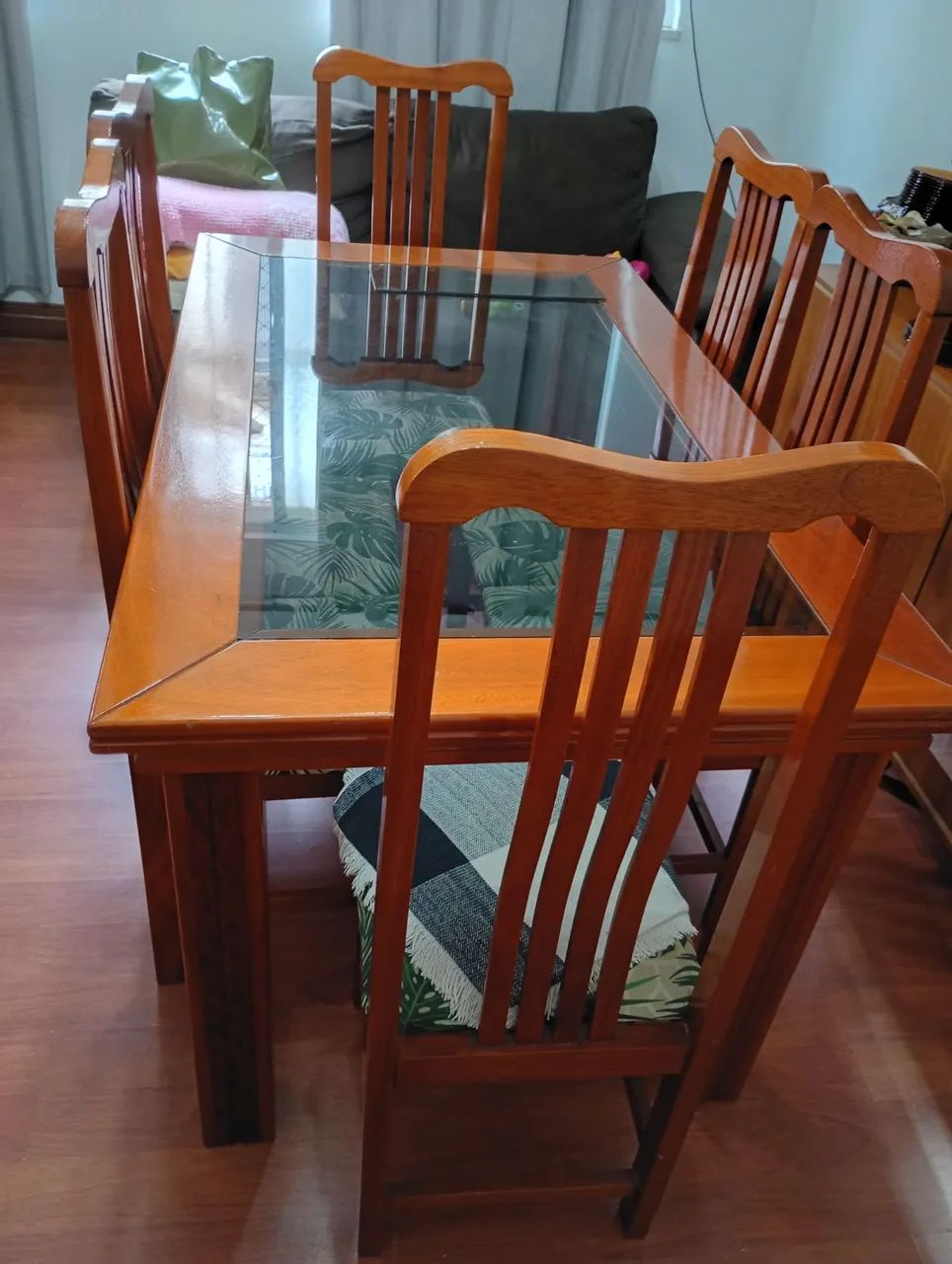 Mesa com 6 cadeiras 