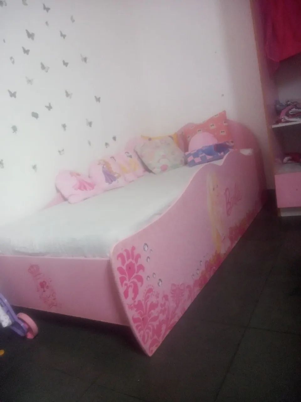 Cama e guarda roupa
