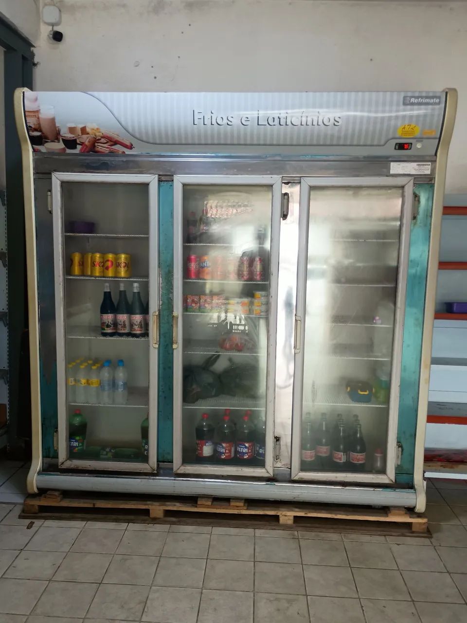 Expositor Vitrine em Madeira e Vidro (com Rodinhas) - Foto 2