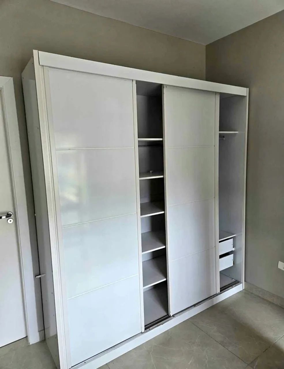 Doando Guarda roupa branco 