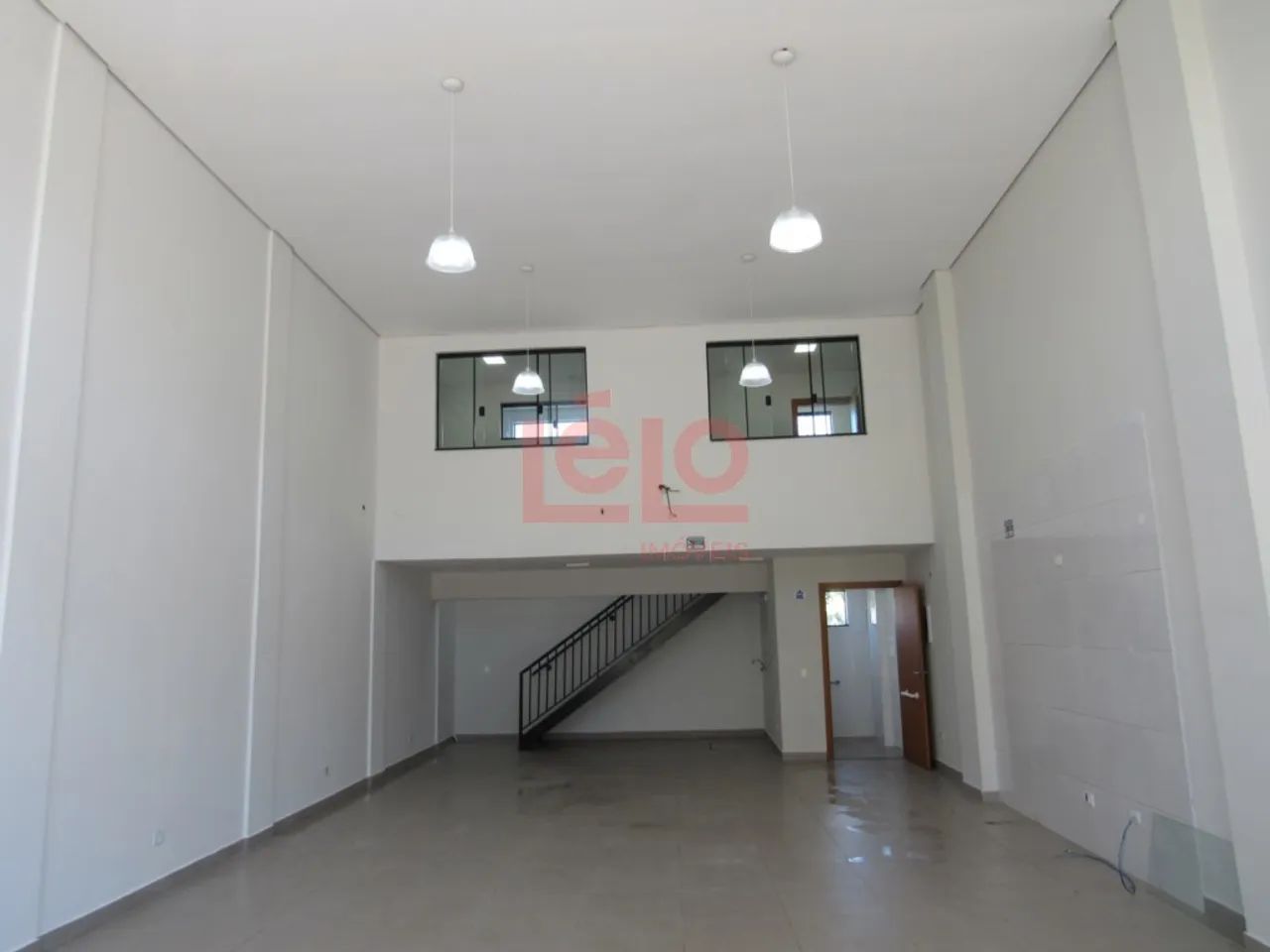 Sala comercial térrea com mezanino em avenida de grande fluxo - Foto 2