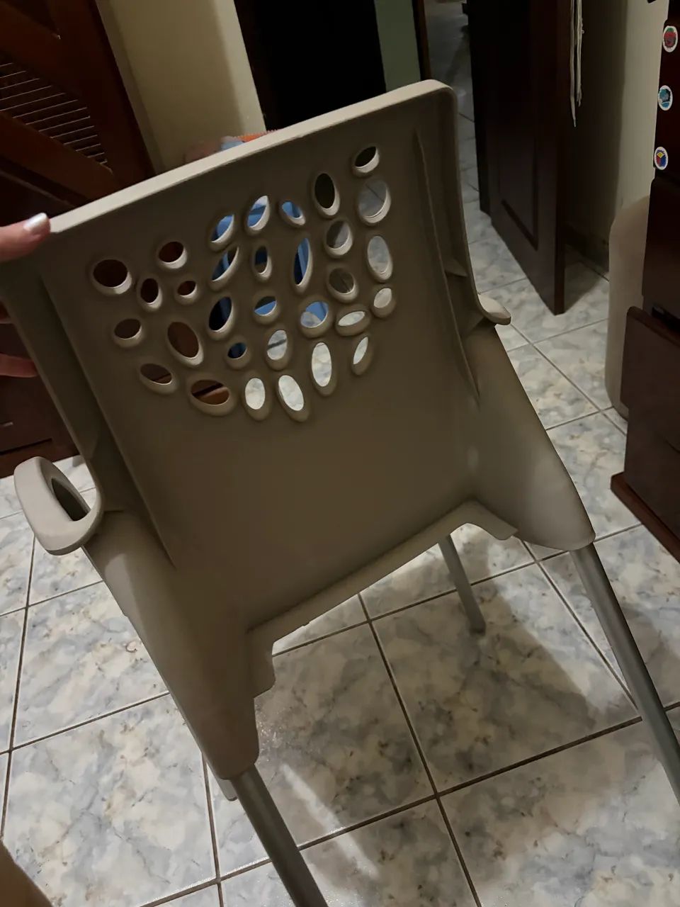 Cadeira de plástico premium com pés de alumínio - Foto 4