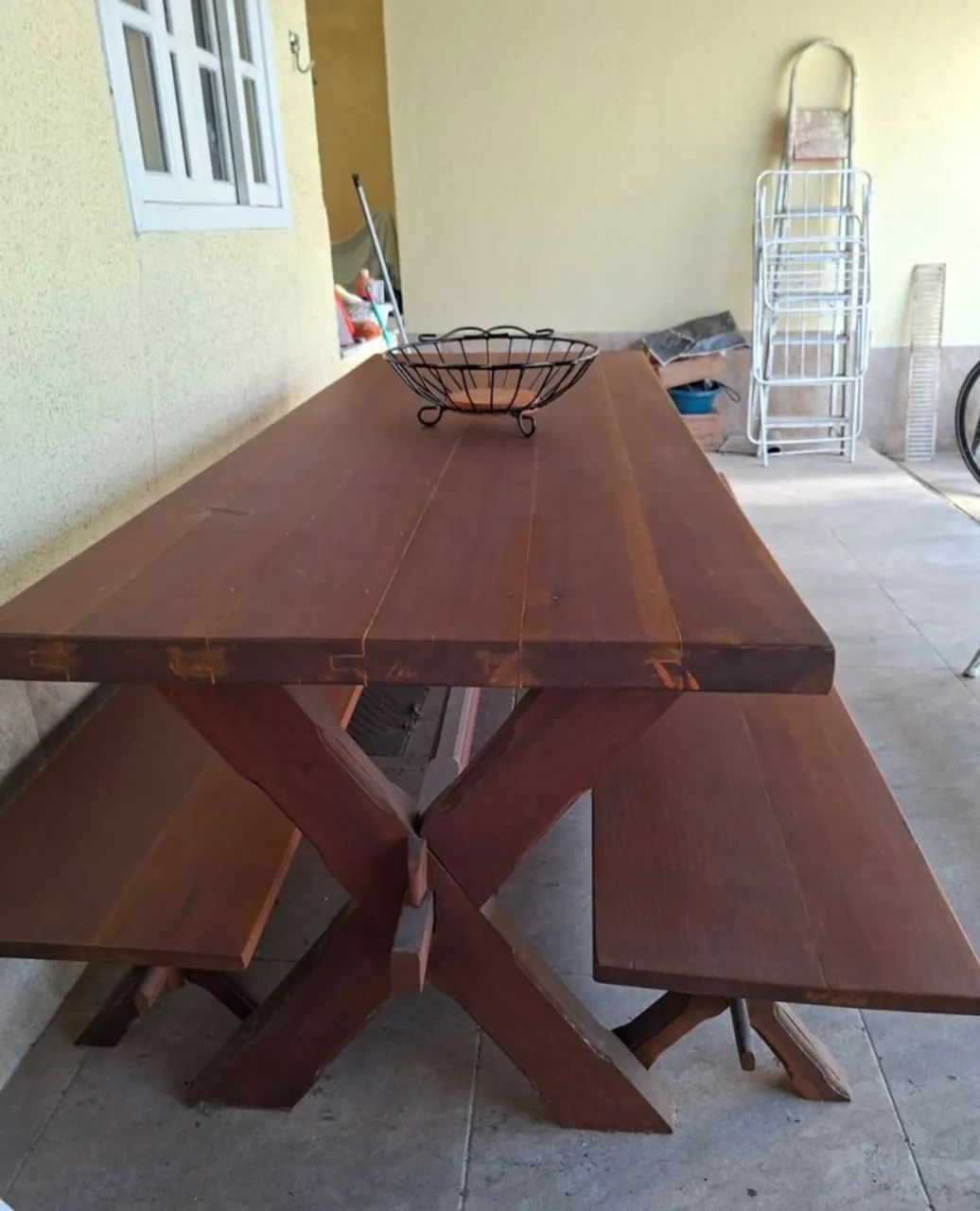 VENDO MESA E BANCOS EM MADEIRA  MACIÇA  - Foto 4