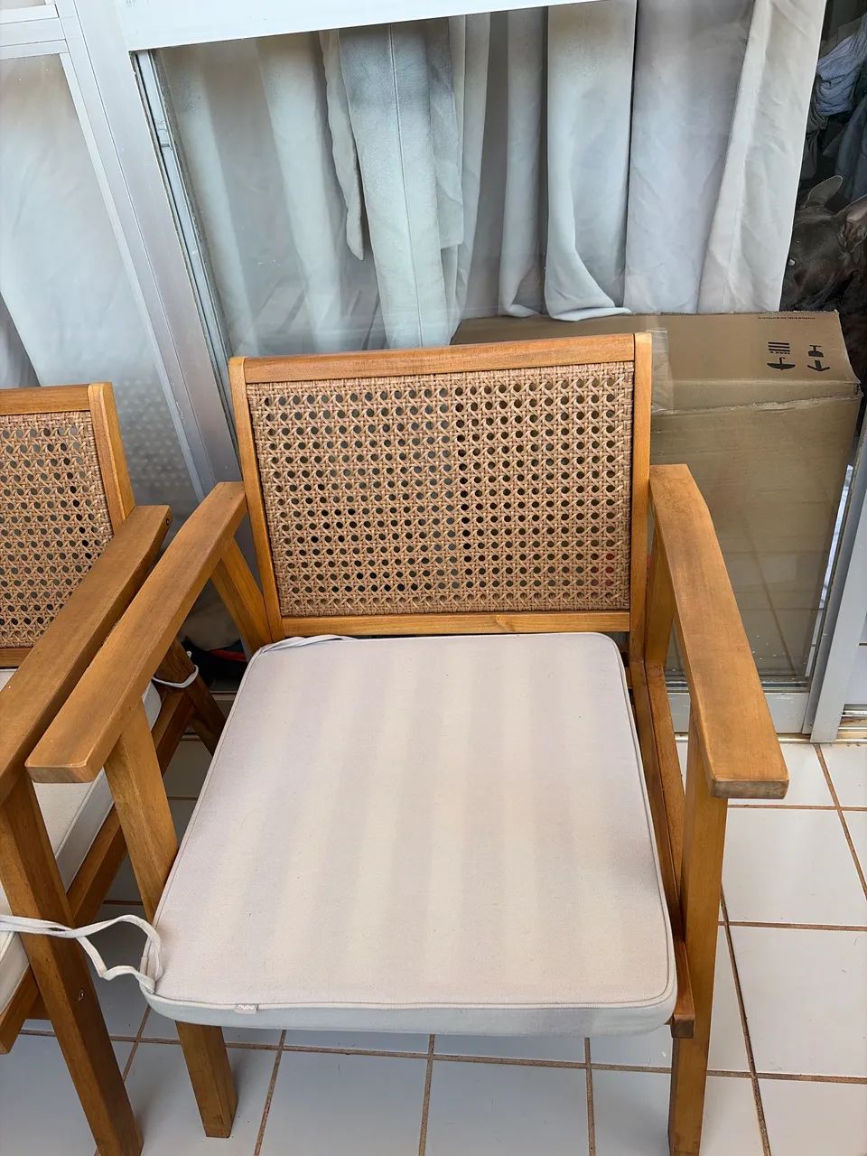 Conjunto duas poltronas e mesa madeira  - Foto 4