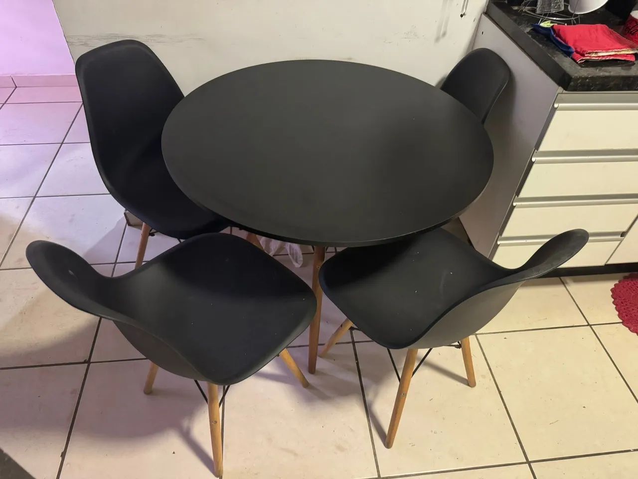 Mesa com 4cadeiras Perfeita!