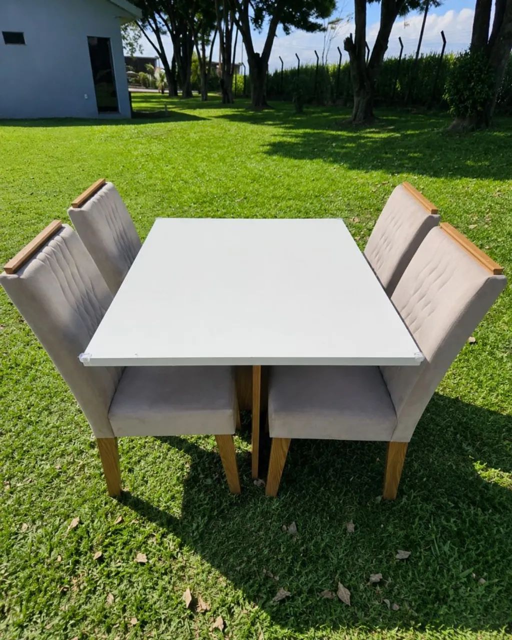 VENDO MESA DE JANTAR COM 4 CADEIRAS ESTOFADAS - Foto 4