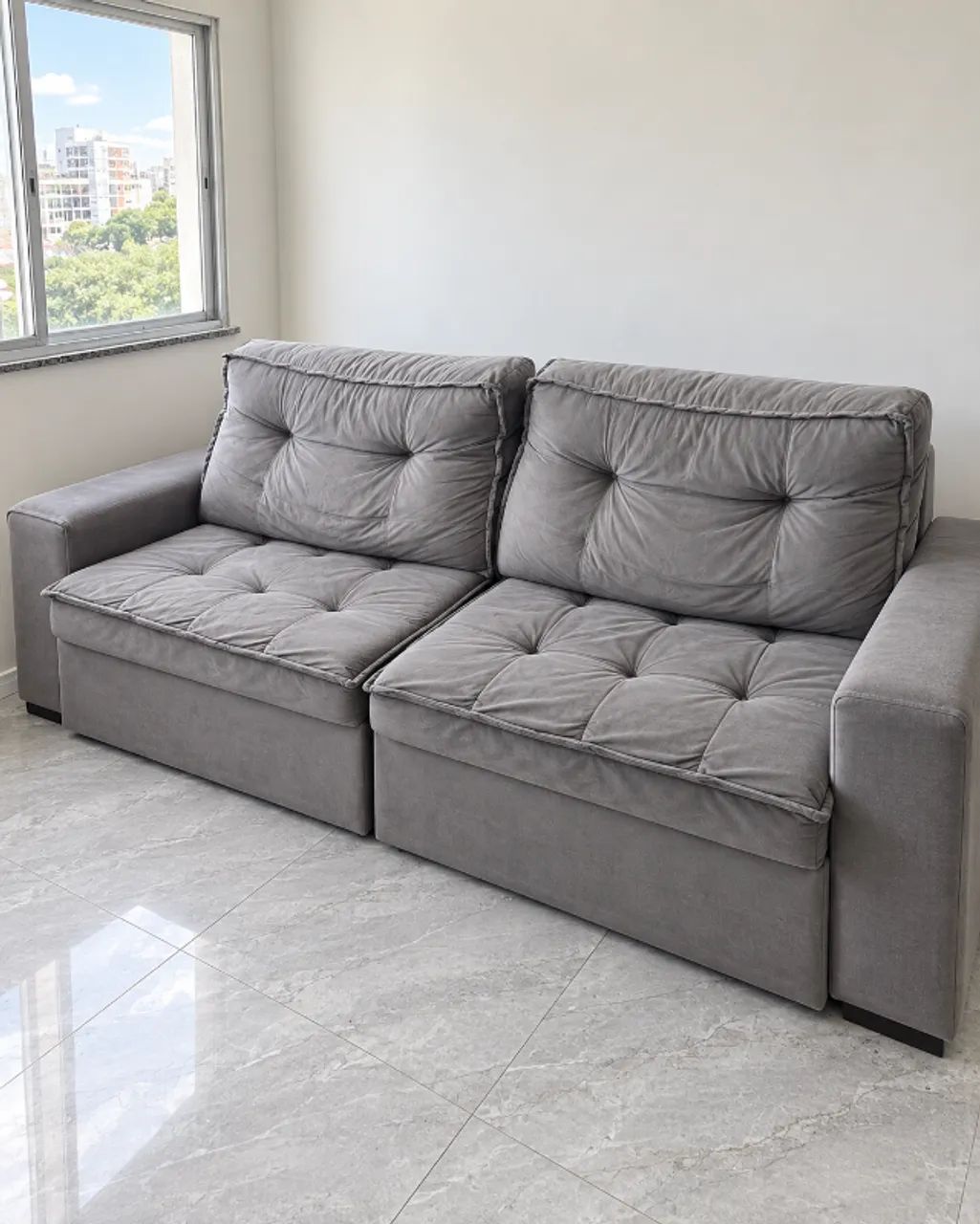 Sofá retrátil, 4 lugares, com 2,20 m, na cor cinza, muito confortável e espaçoso. - Foto 4