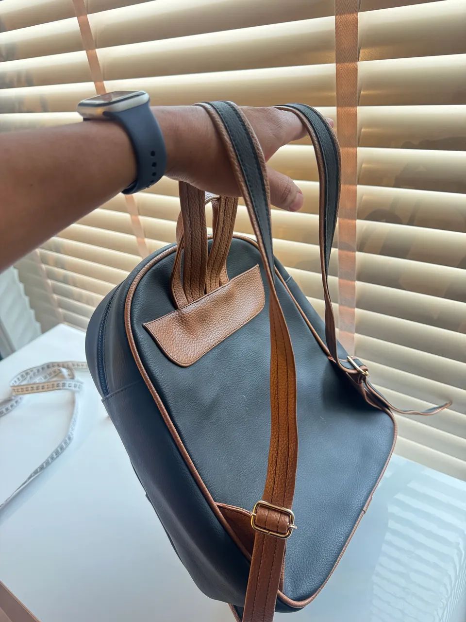 Mochila de Couro Feminina Usada - Foto 2