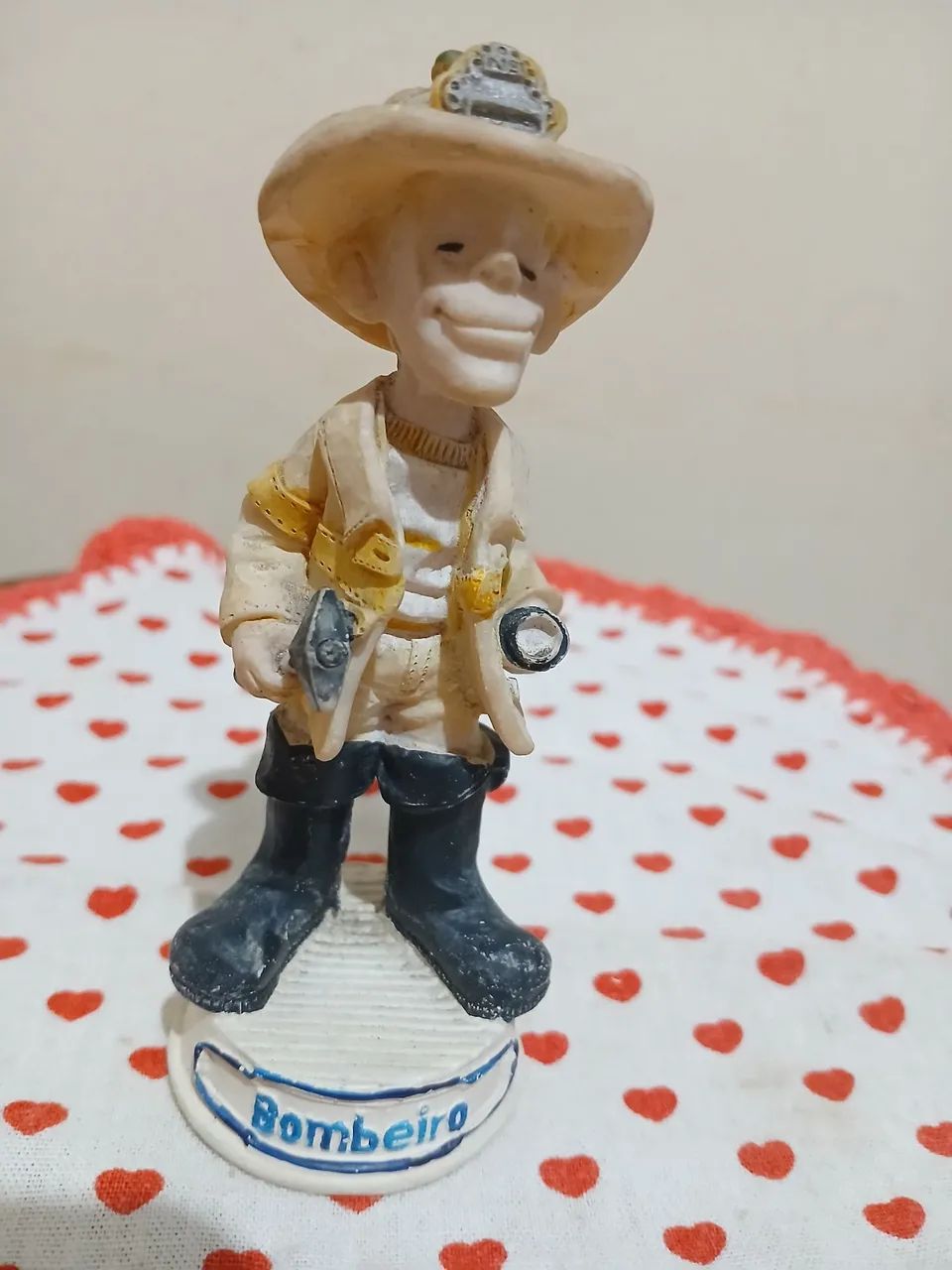 Bombeiro ( bibelô de resina)