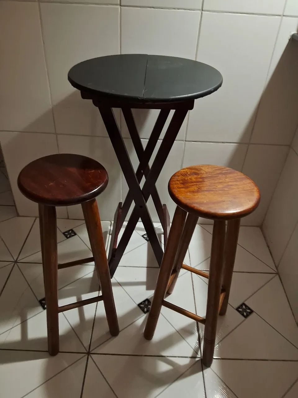 Banco de madeira com o bistro 