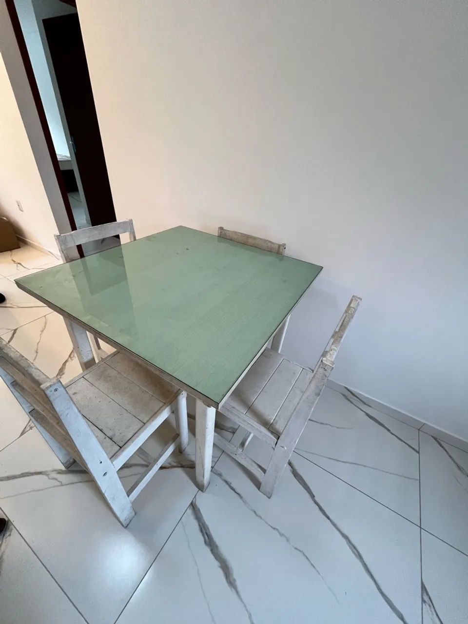 Mesa com quatro cadeiras de madeira 