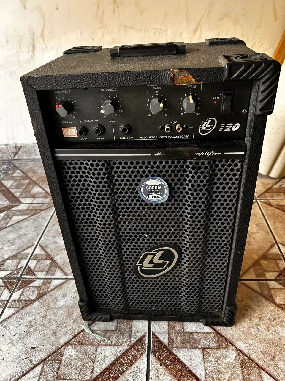 Vendo esta caixa de som  200?