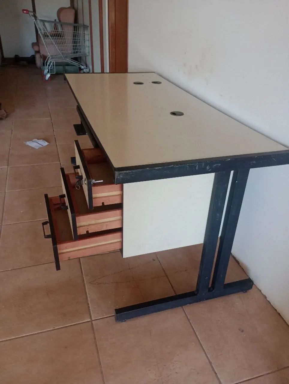 MESA DE COMPUTADOR COM ESPAÇO PARA CPU IMPRESSORA E MUITO MAIS TEM 3 GAVETAS CHAVEADAS  - Foto 3