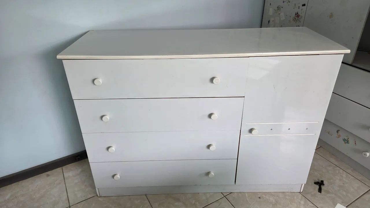 Cômoda 4 gavetas e 1 porta.