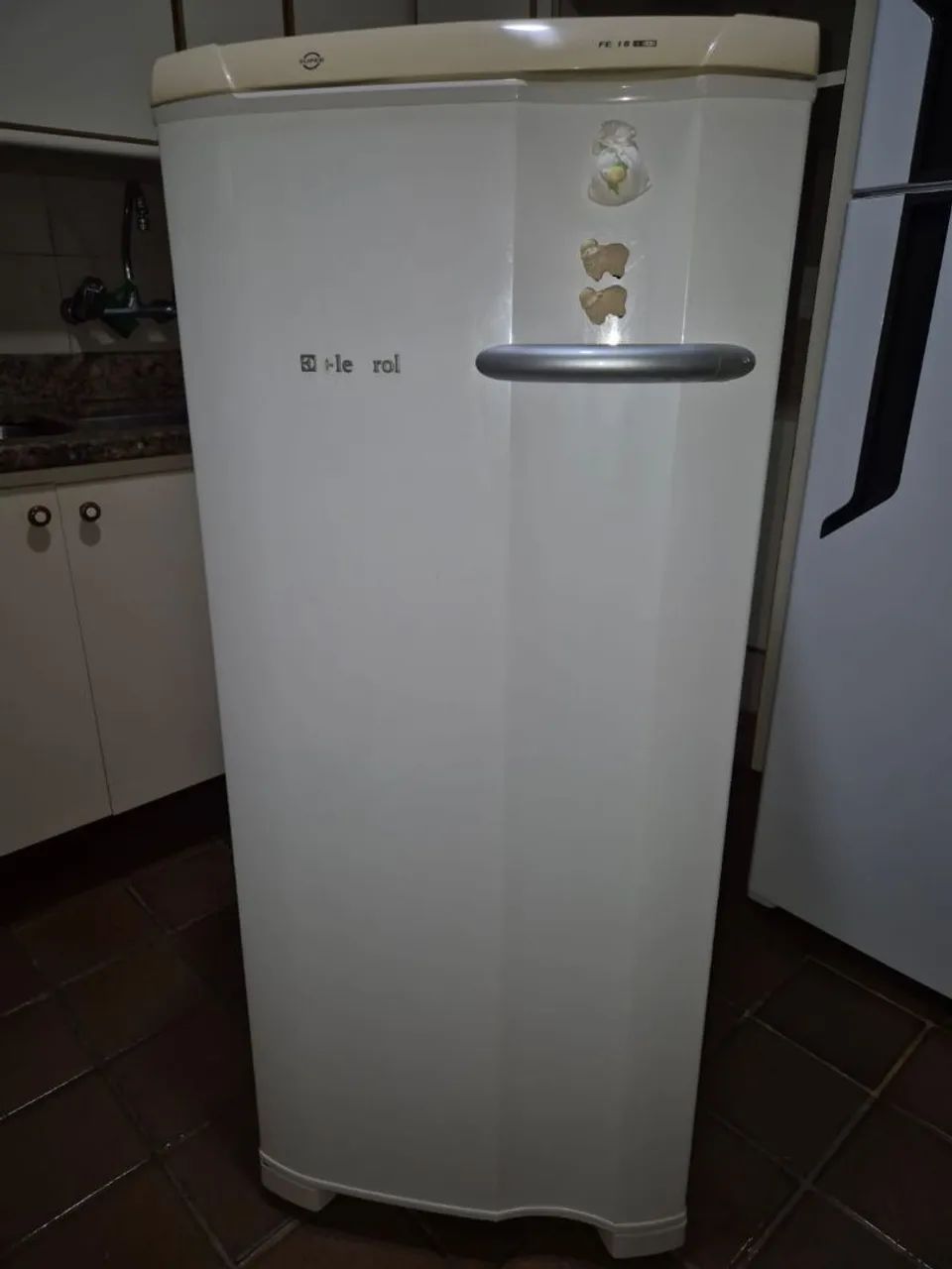 Freezer vertical Electrolux FE18 branco