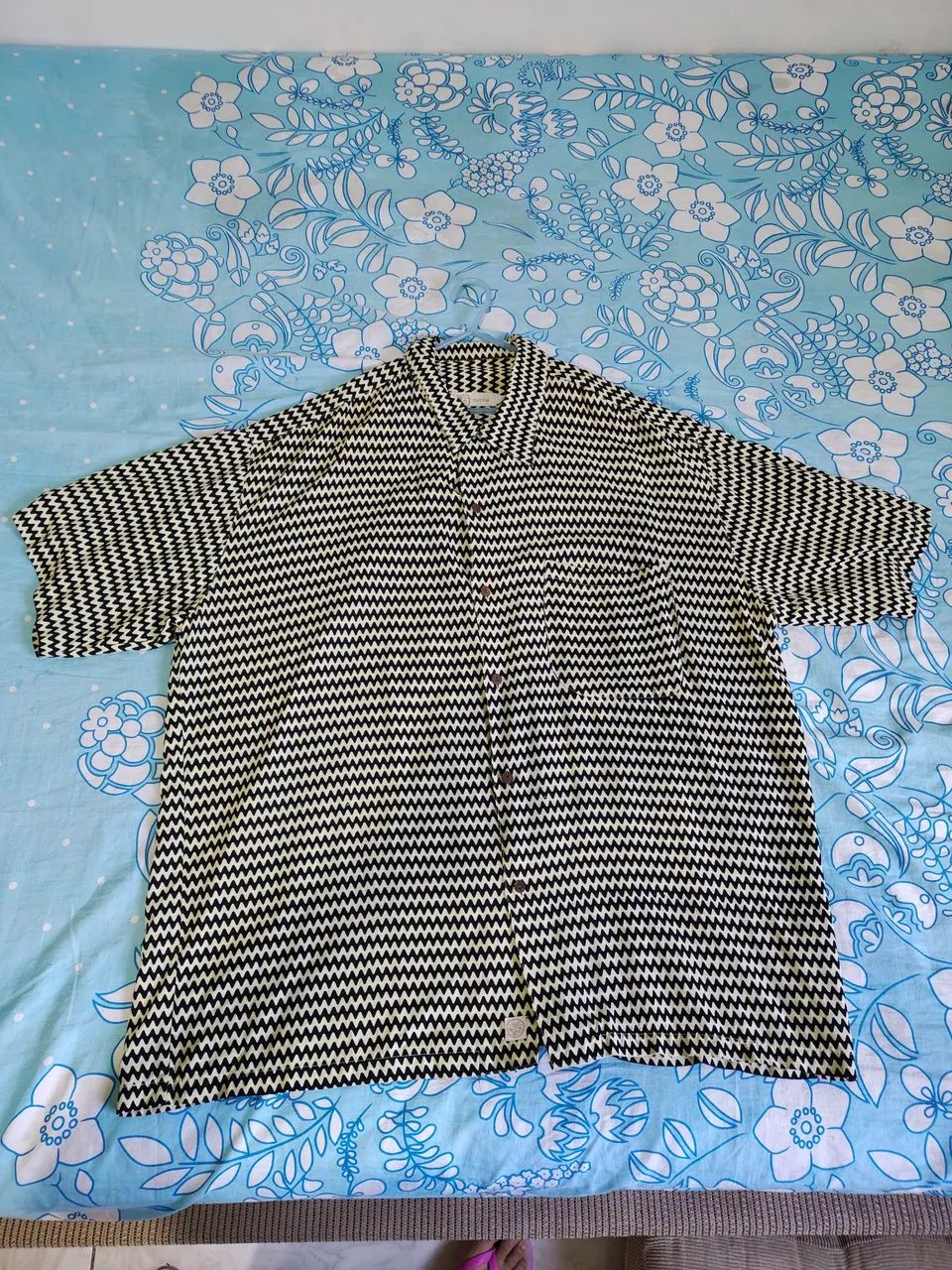 Camisa com padrões serrilhados