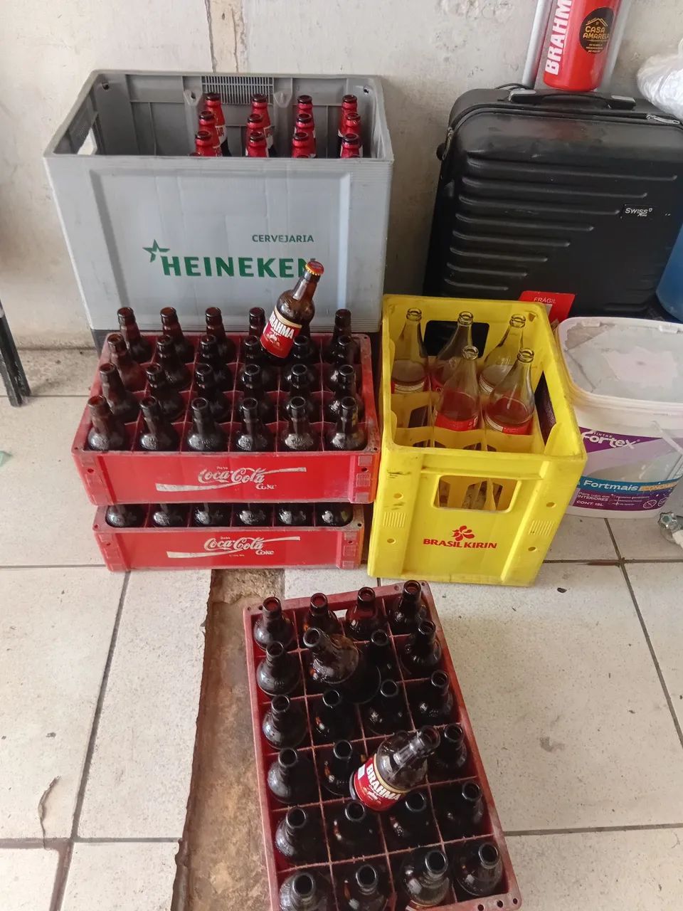 Vasilhames cada caixa 40 reais. 