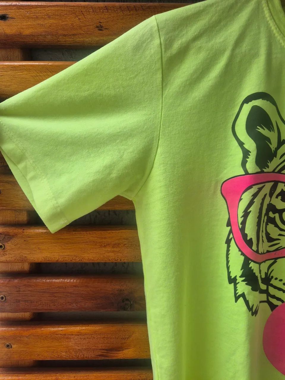 T-shirt néon super estilosa com estampa super  alegre  - Foto 2
