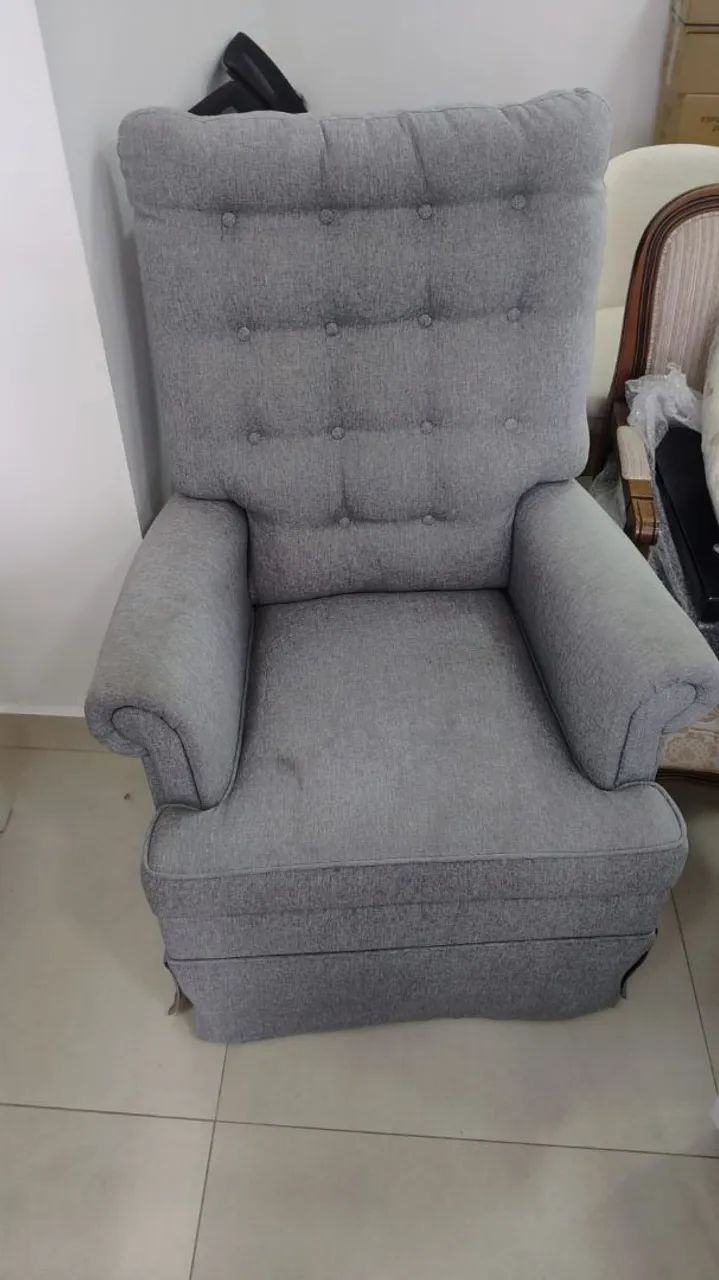 Poltrona com balanço e apoio de pés 