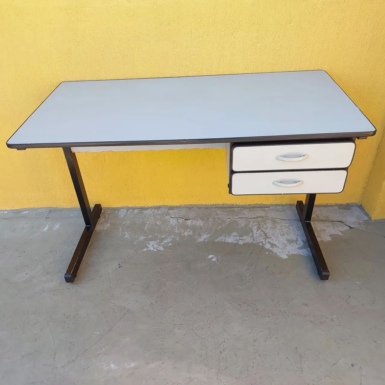 Mesa escritório com gavetas cinza - Foto 2