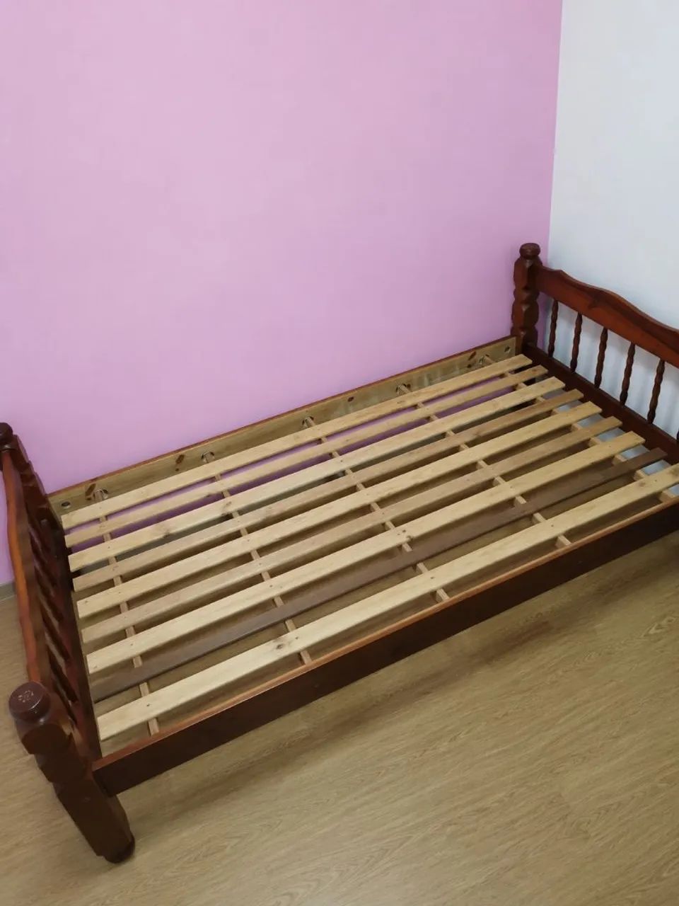 Cama de solteiro, madeira maciça 