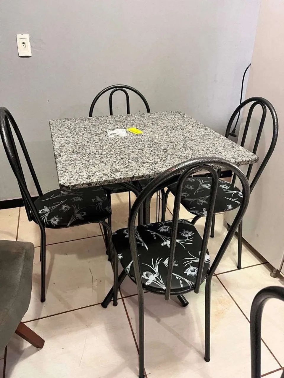 Mesas de jantar com quatro cadeiras  - Foto 2
