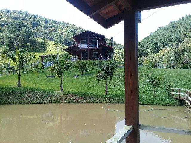 Linda chácara com casa boa e lago em Anitápolis