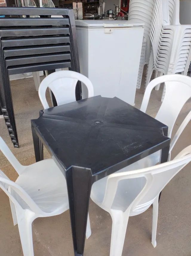 Conjunto De Mesa E Cadeiras De Plástico Tramontina 154kg