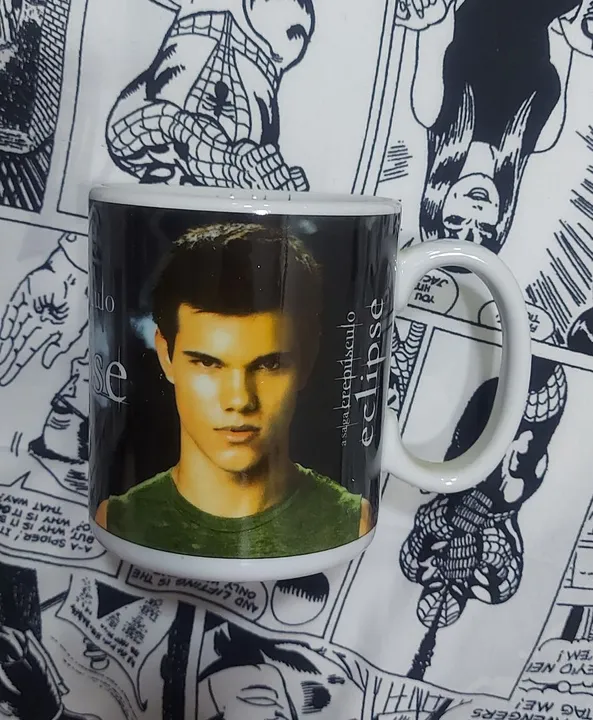 Caneca original do filme Eclipse com Edward e Jacob na lata