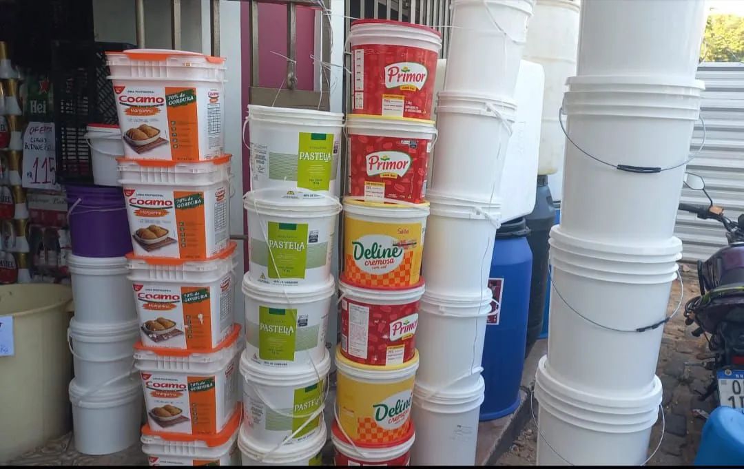 Baldes plásticos diversos