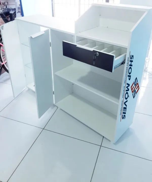 Balcão Caixa Vitrine, com prateleiras de vidro personalizado.  - Foto 4