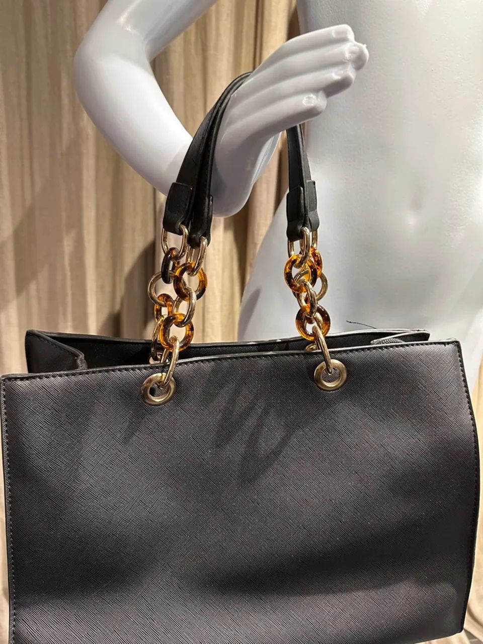 Bolsa de Ombro Preta com Alça Dourada
