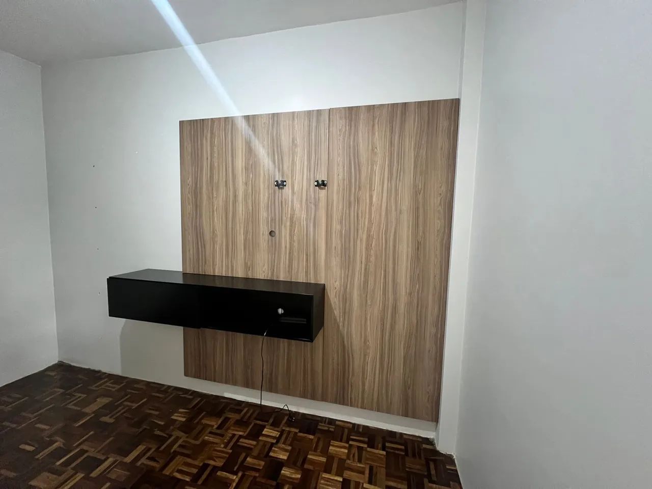Painel para TV Amadeirado com Rack Preto - Foto 5
