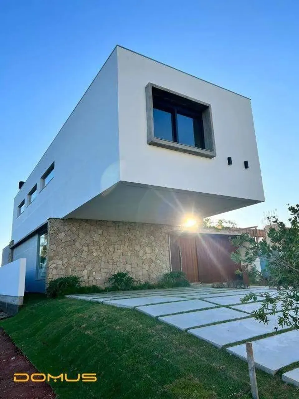 Domus Inteligência Imobiliária vende magnífica alvenaria no condomínio Serra Azul.