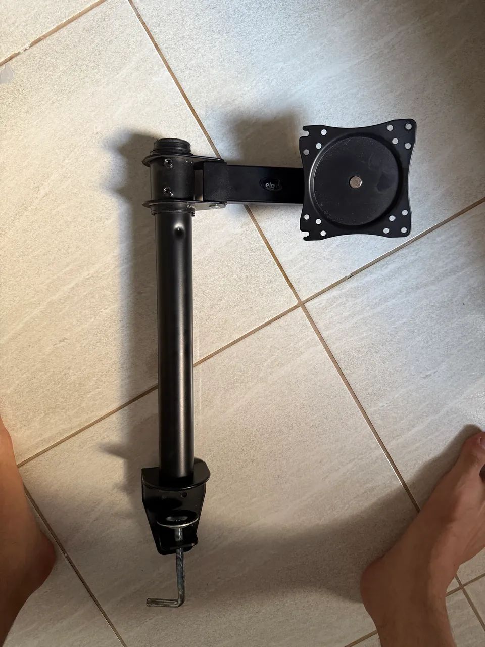 Braço articulado para monitor. 