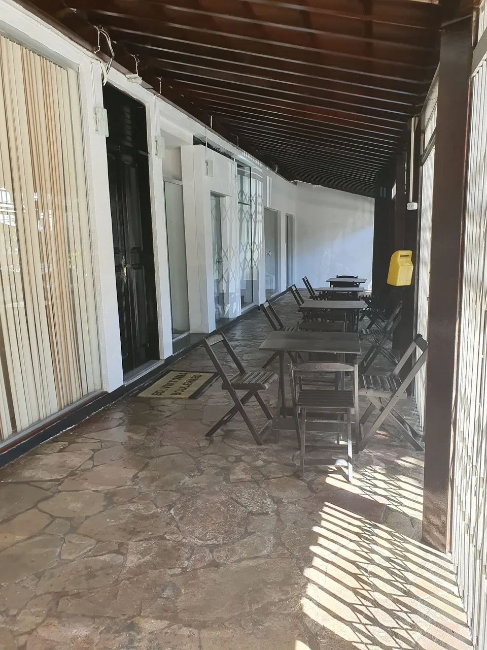 Lojas no Farol da Barra frente rua